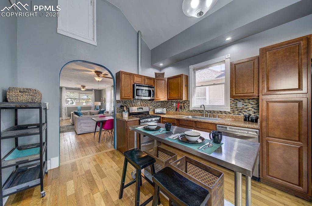 Image 14 of 27: Kitchen