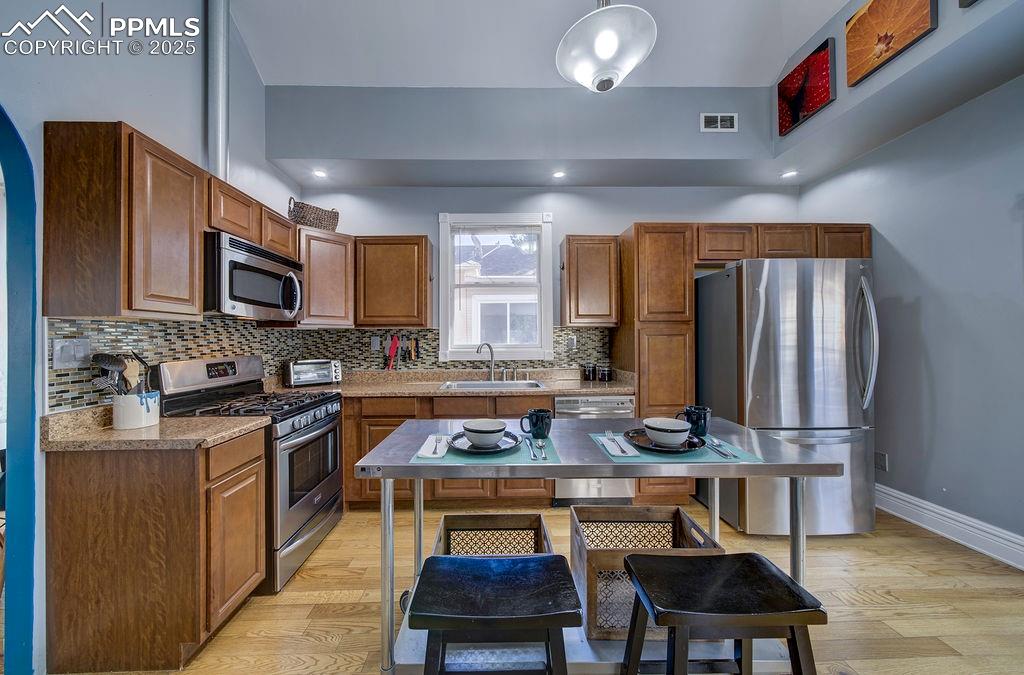 Image 16 of 27: Kitchen