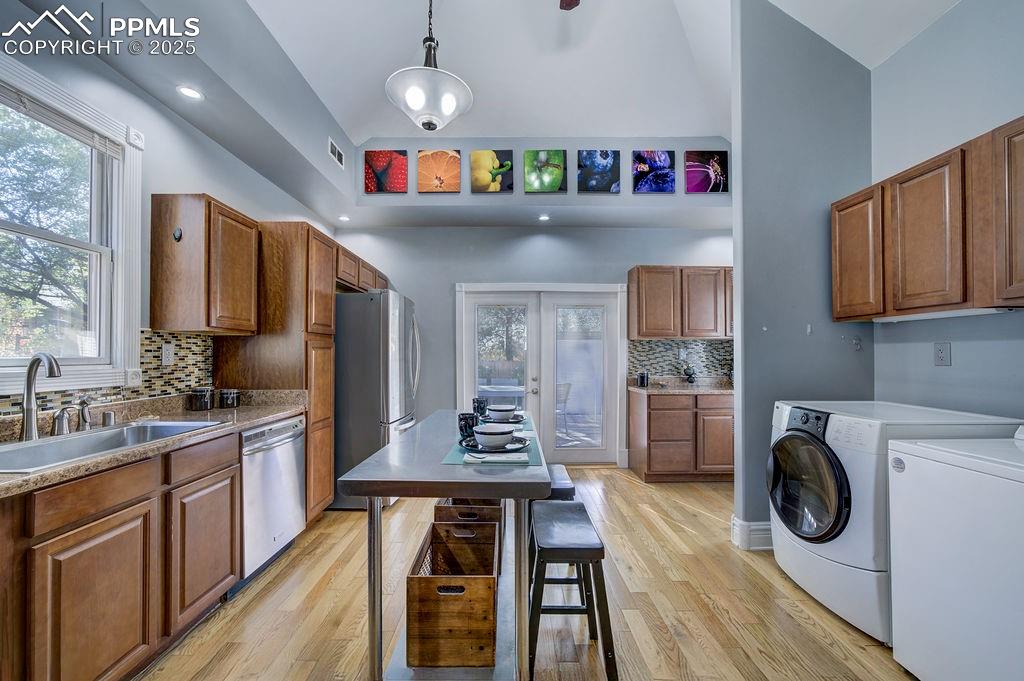 Image 17 of 27: Kitchen