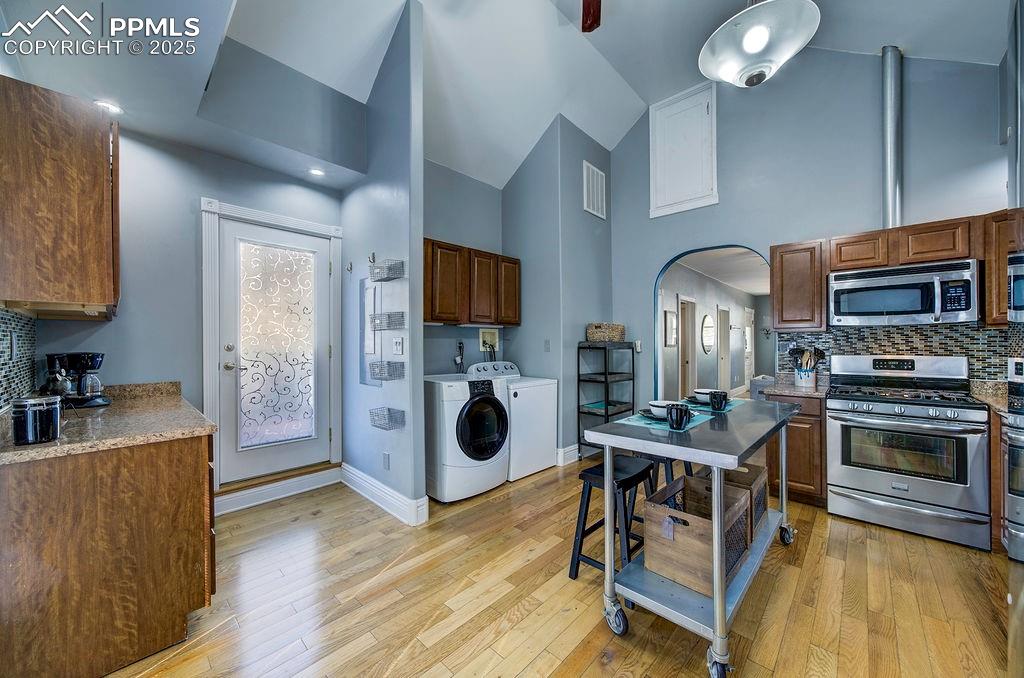 Image 18 of 27: Kitchen