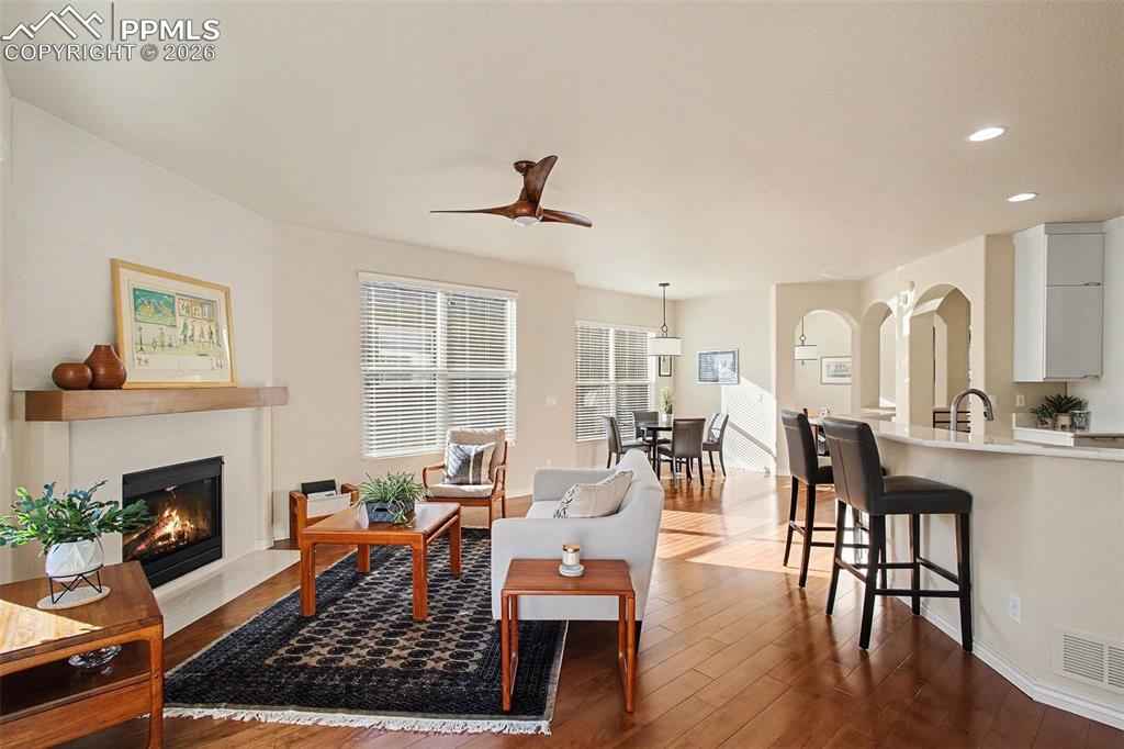 Image 14 of 45: Bright and airy!