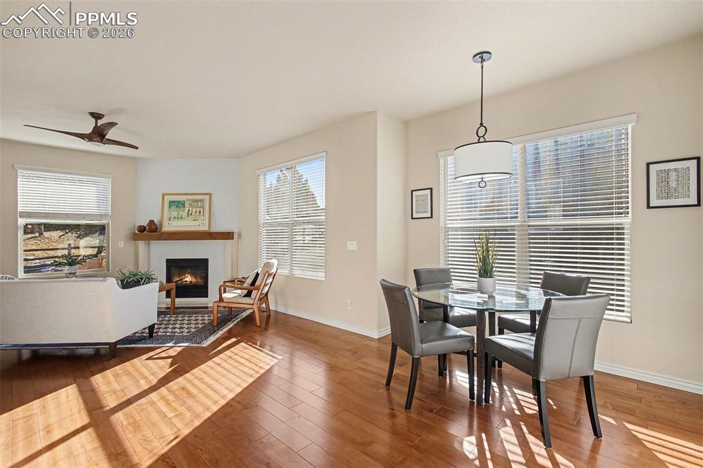 Image 18 of 45: Breakfast nook