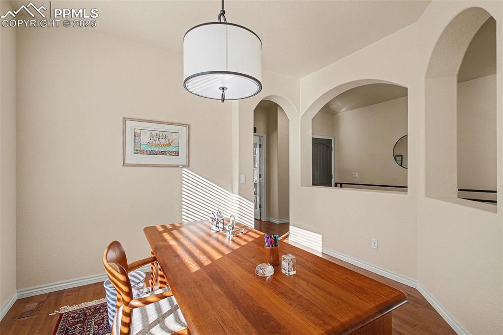 Image 22 of 45: Dining Area