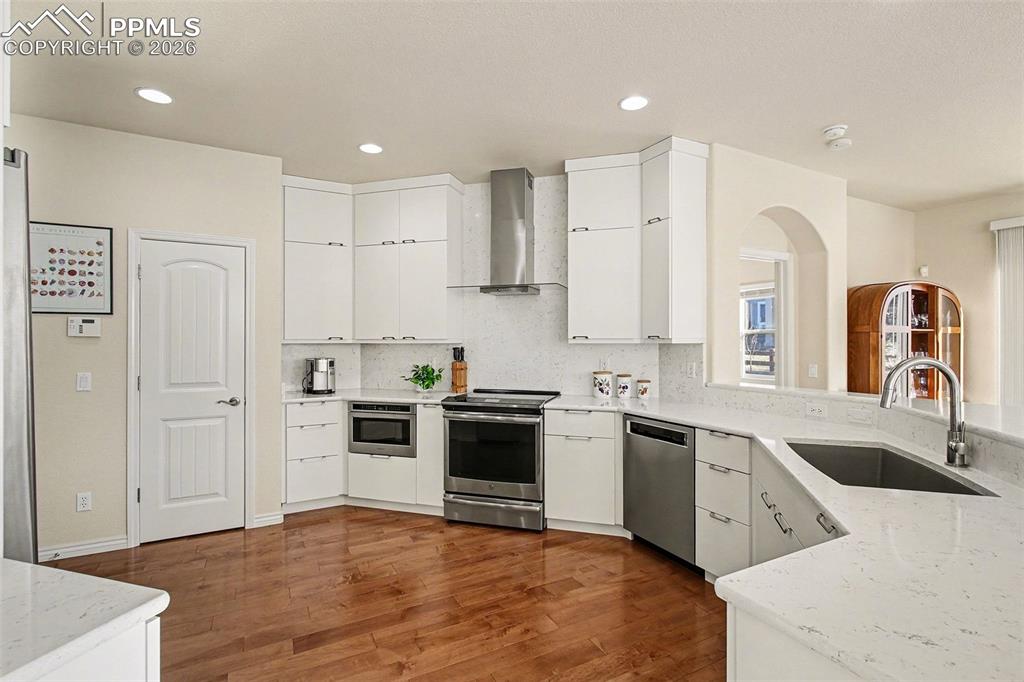 Image 9 of 45: Beautifully updated kitchen