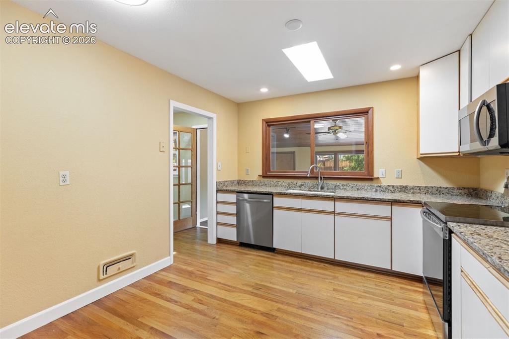 Image 18 of 29: Kitchen