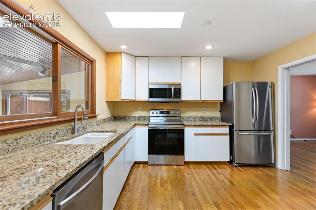 Image 19 of 29: Kitchen