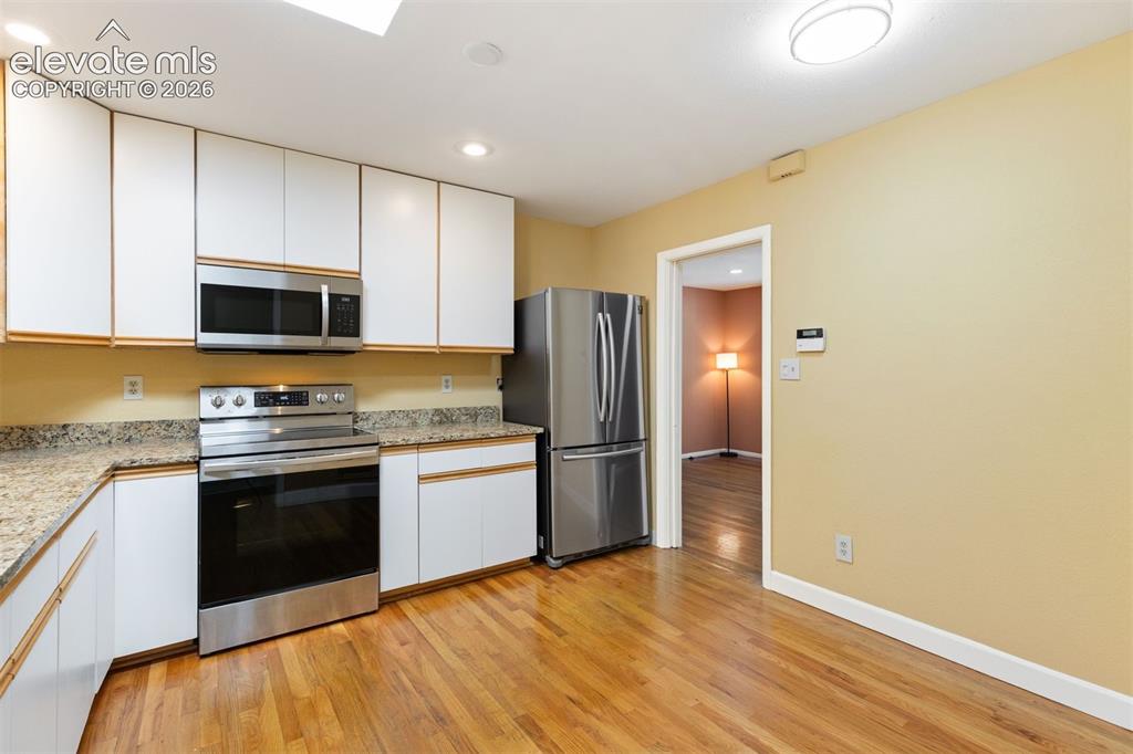 Image 20 of 29: Kitchen