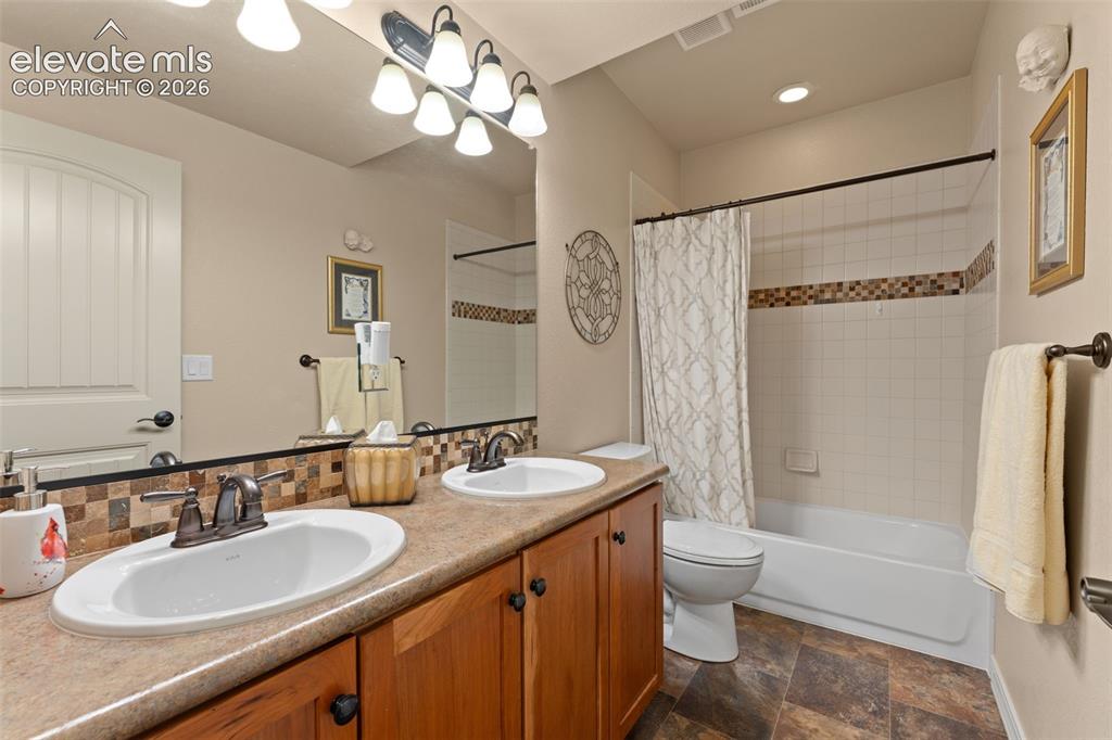 Image 29 of 46: Bathroom