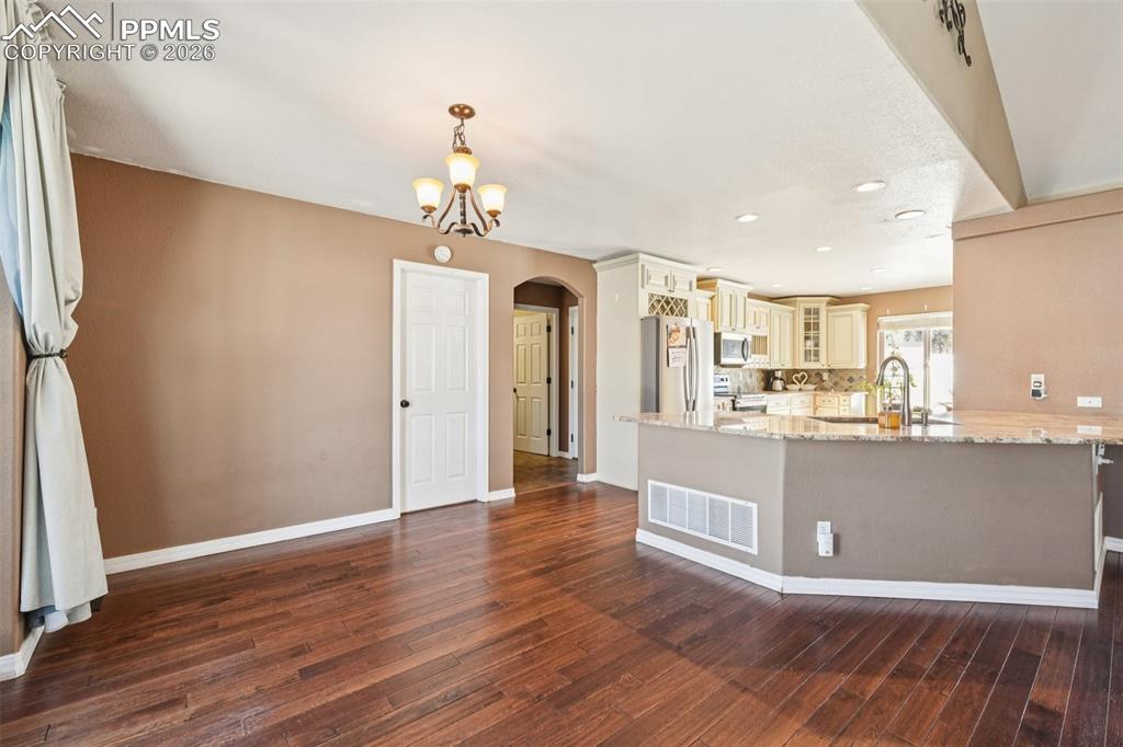 Image 11 of 50: Great Room