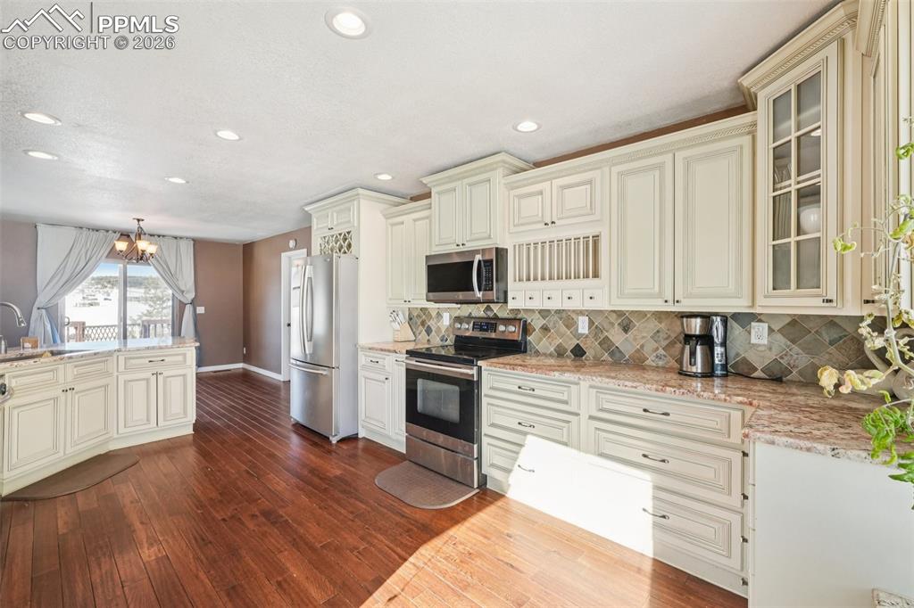 Image 13 of 50: Beautiful open floorplan