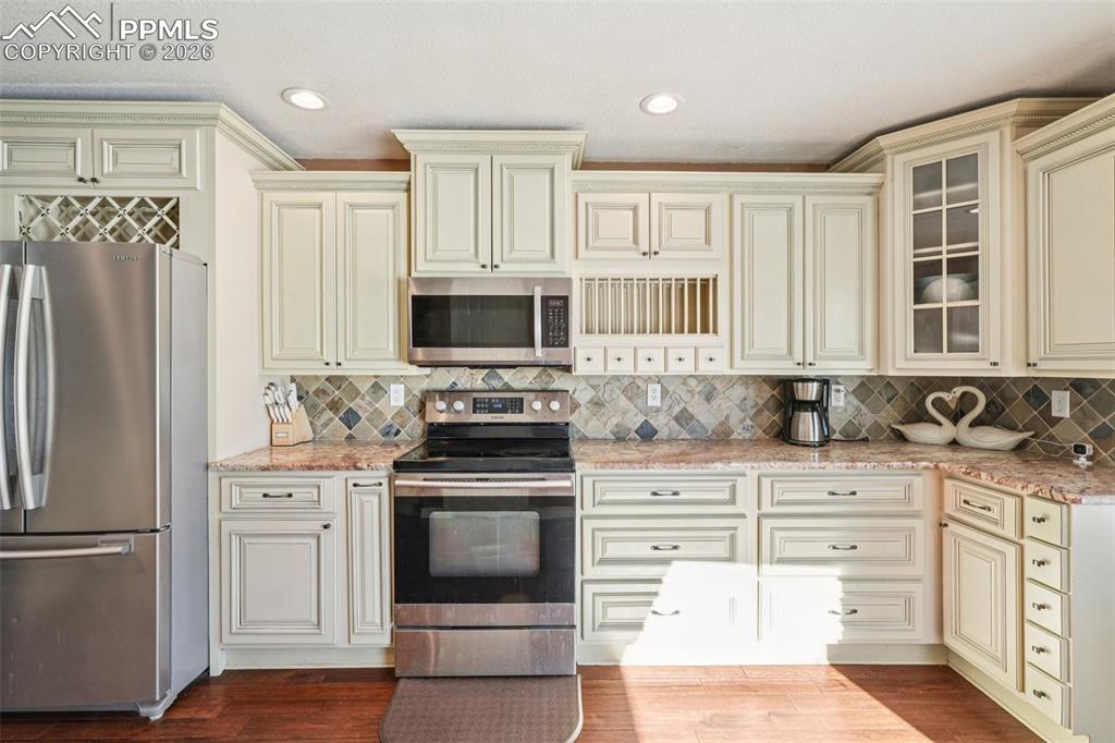 Image 14 of 50: Kitchen