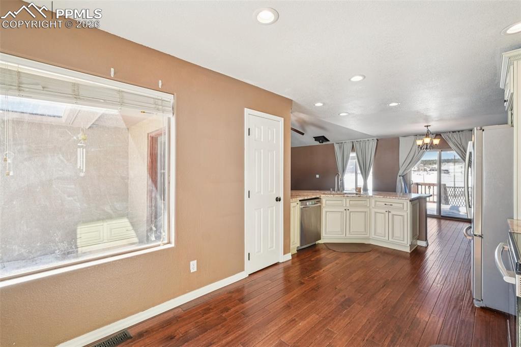 Image 15 of 50: Kitchen