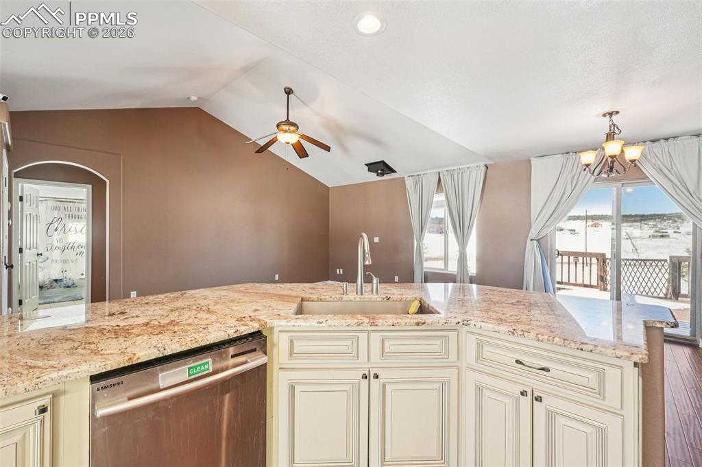 Image 16 of 50: Kitchen