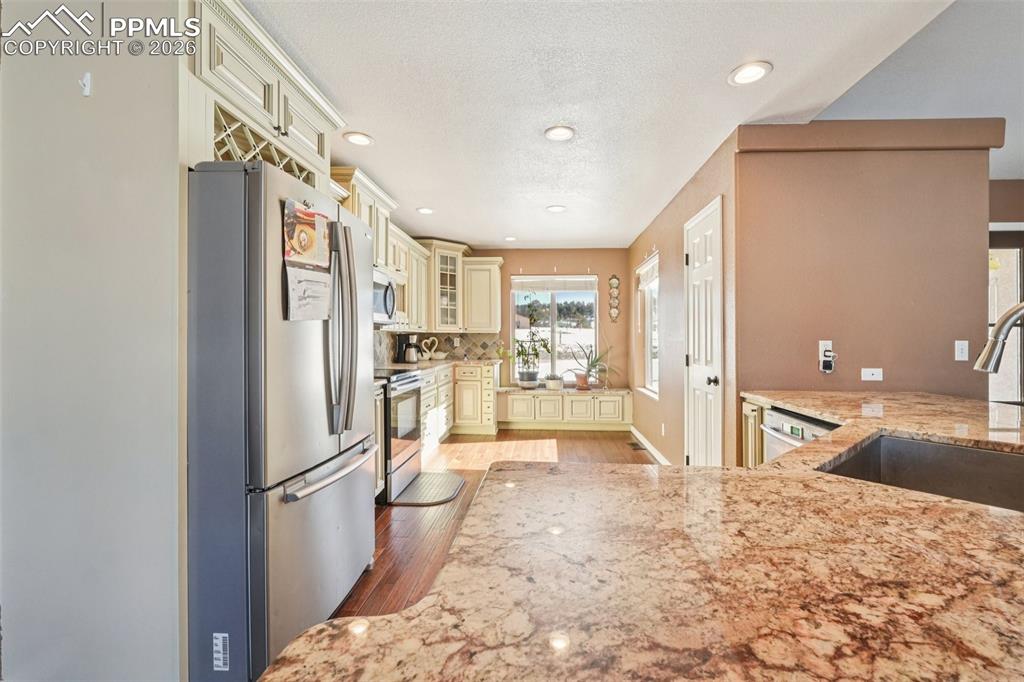 Image 17 of 50: Kitchen