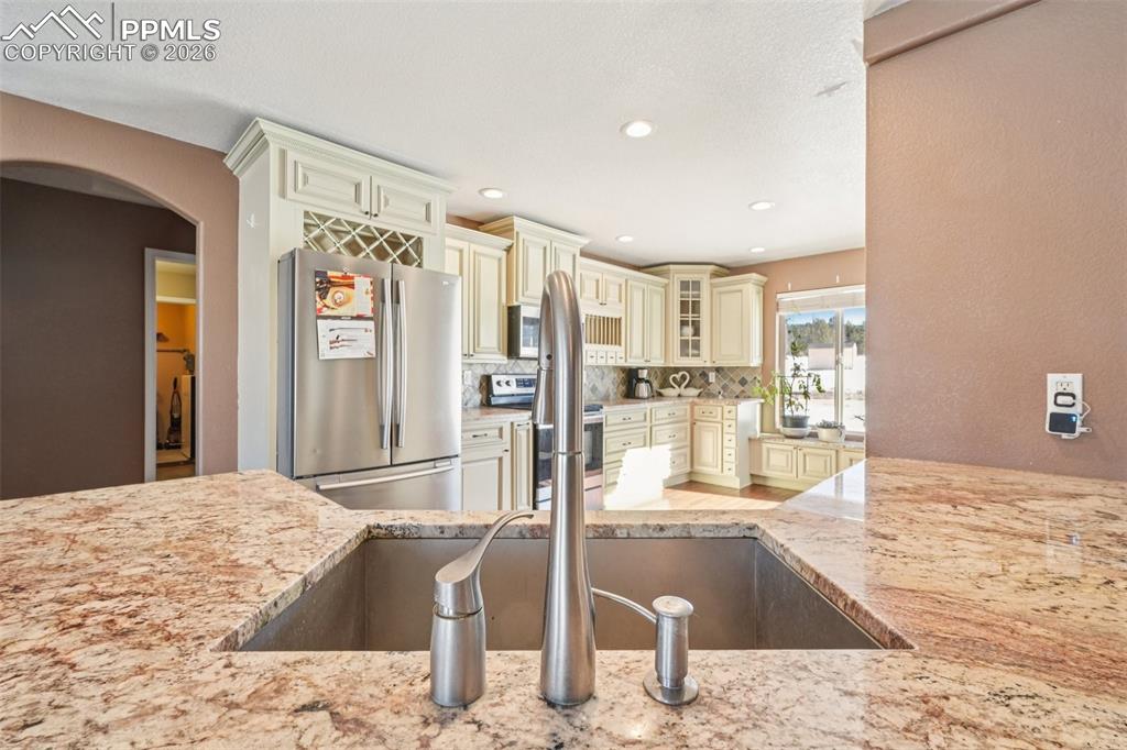 Image 18 of 50: Kitchen