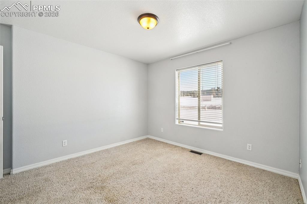 Image 26 of 50: Bedroom