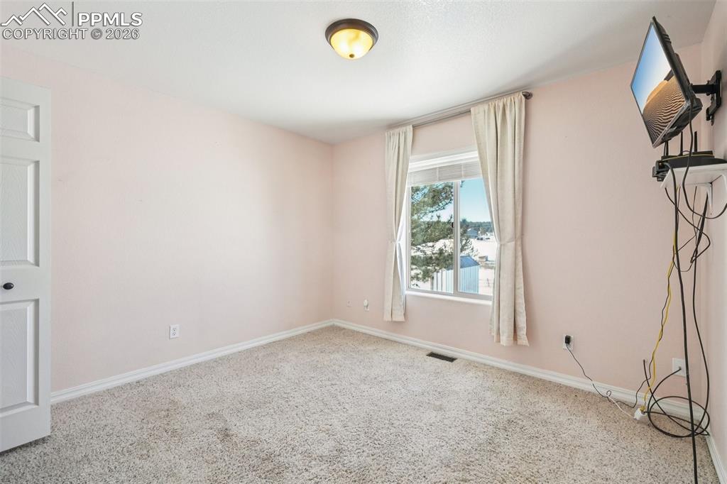 Image 29 of 50: Bedroom