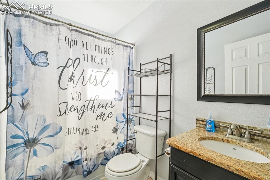 Image 31 of 50: Bedroom