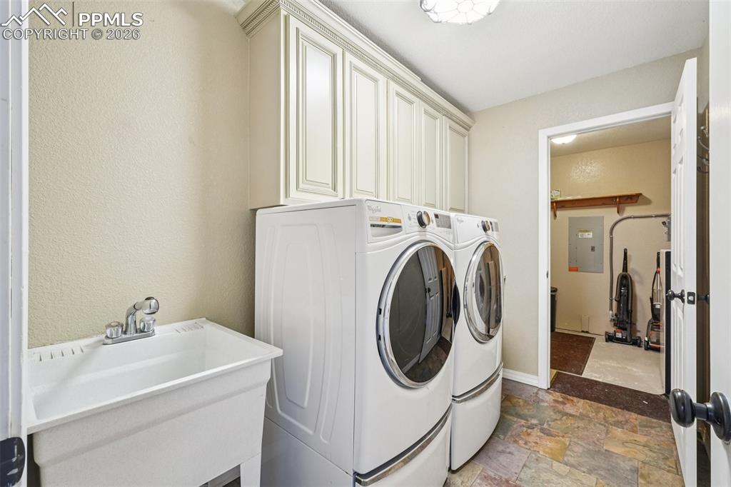 Image 32 of 50: Bathroom