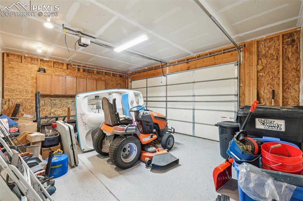 Image 34 of 50: Garage