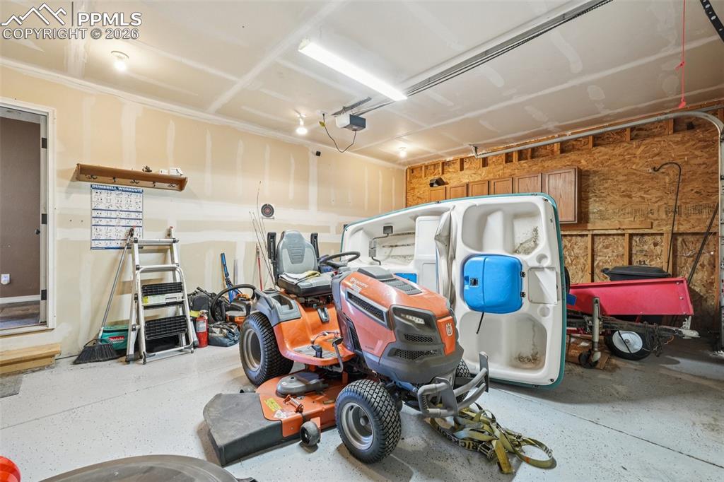 Image 35 of 50: Garage