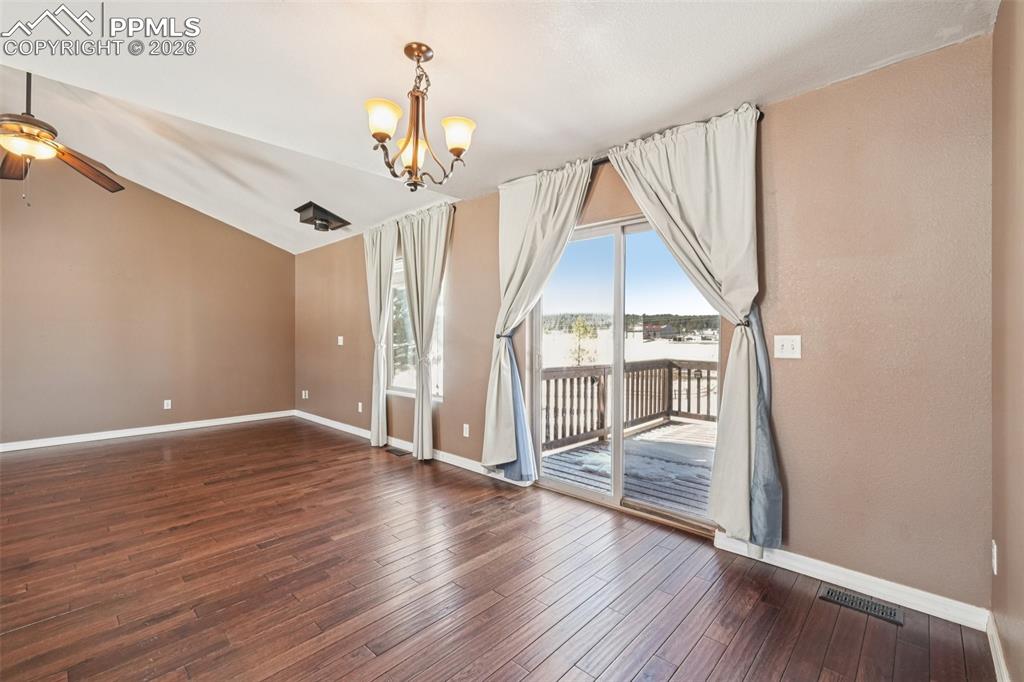 Image 7 of 50: Dining Area