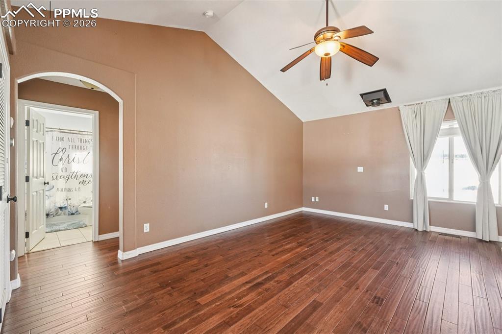 Image 8 of 50: Dining Area