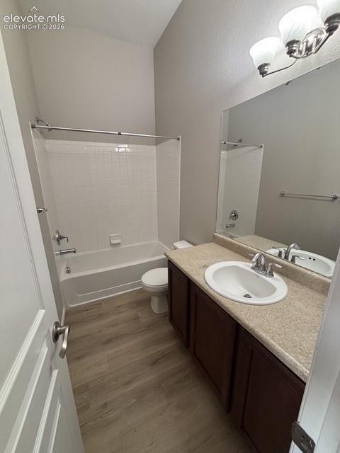 Image 13 of 22: Full bath/upper