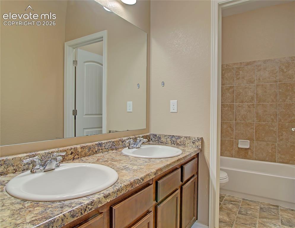 Image 32 of 44: Bathroom