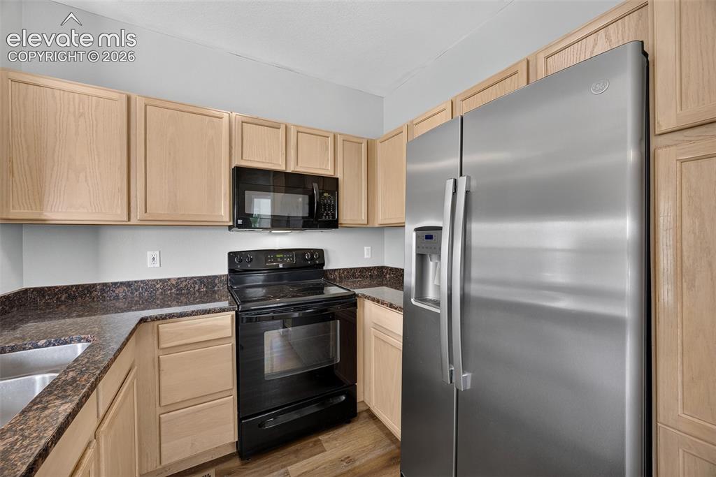Image 9 of 37: Kitchen