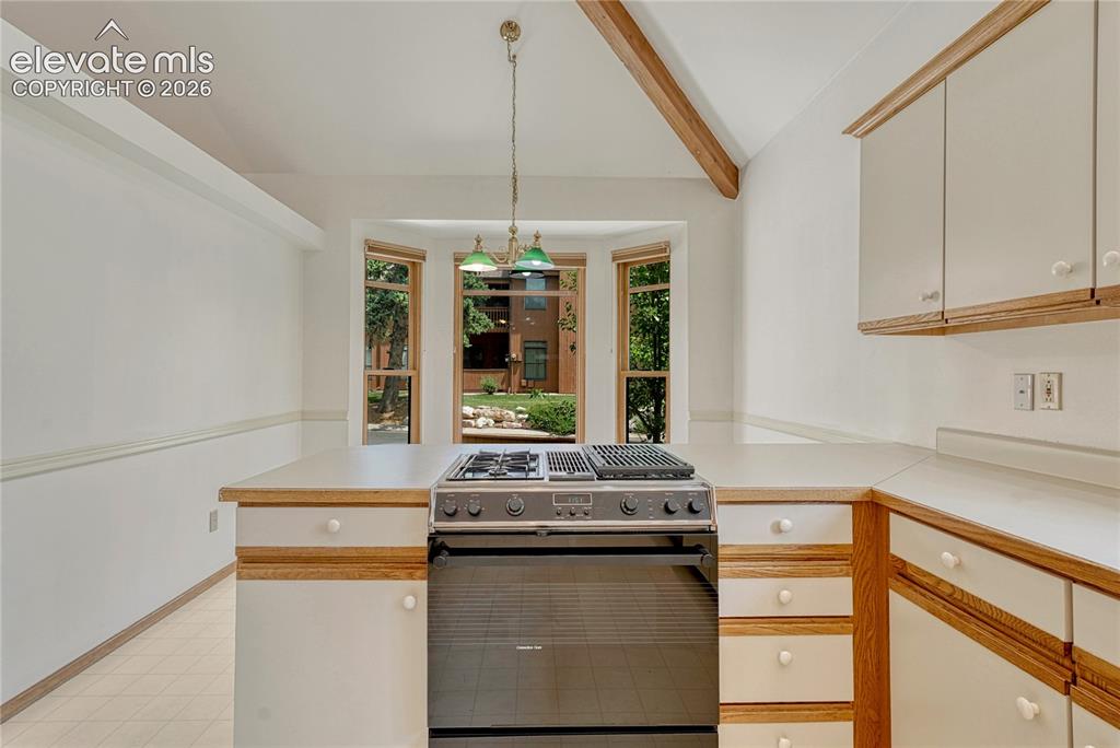 Image 10 of 50: Kitchen