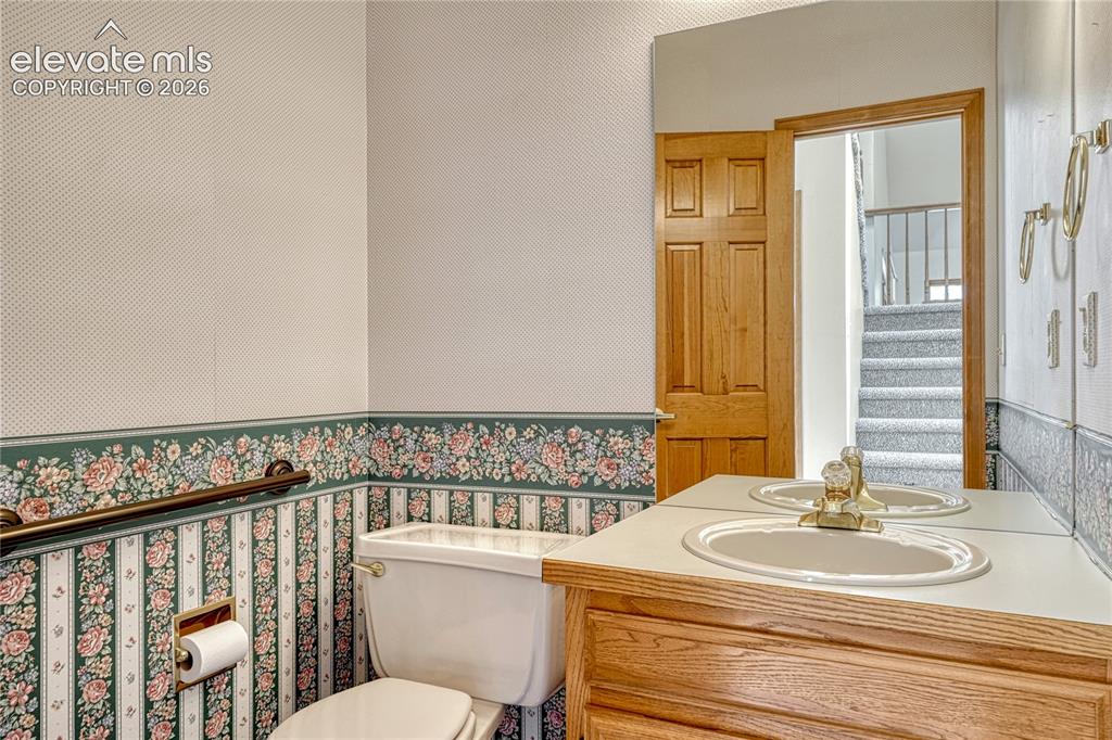 Image 19 of 50: Bathroom