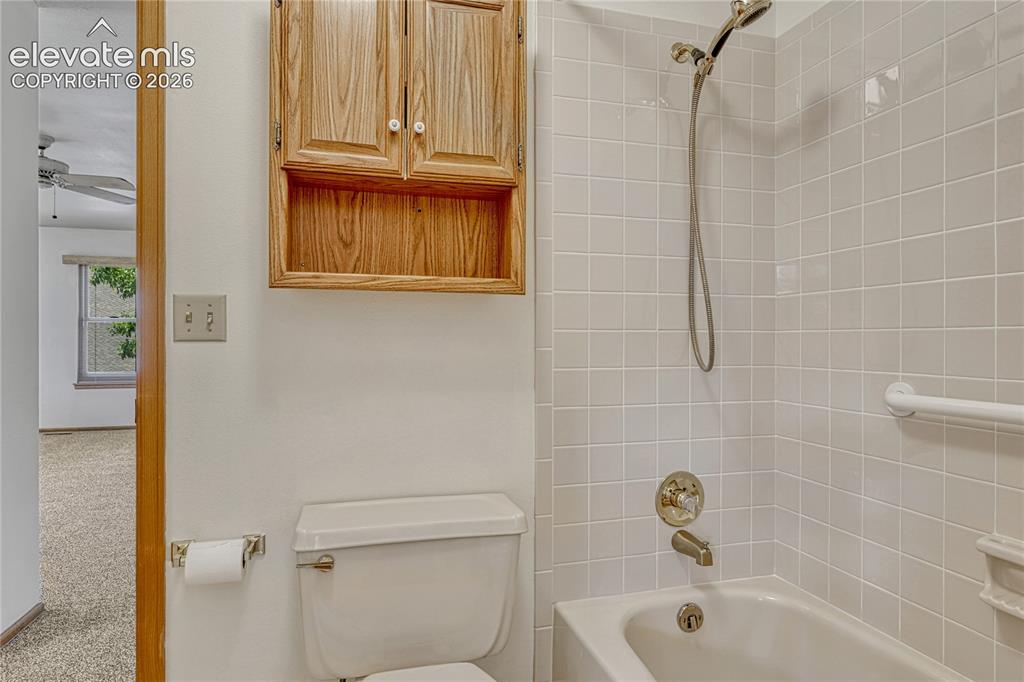 Image 33 of 50: Bathroom