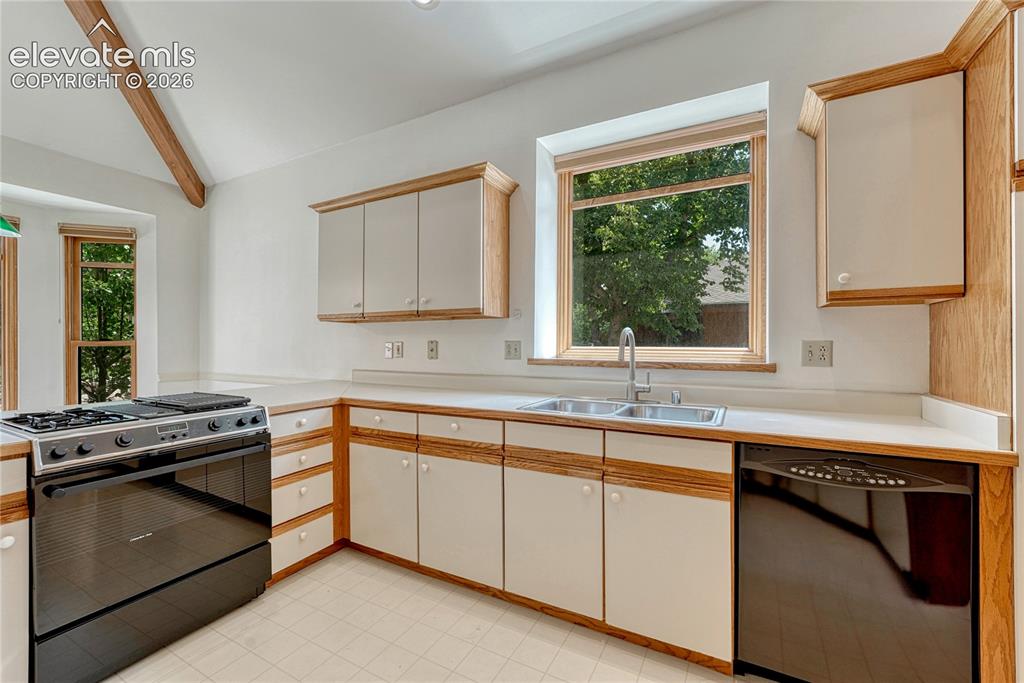 Image 4 of 50: Kitchen