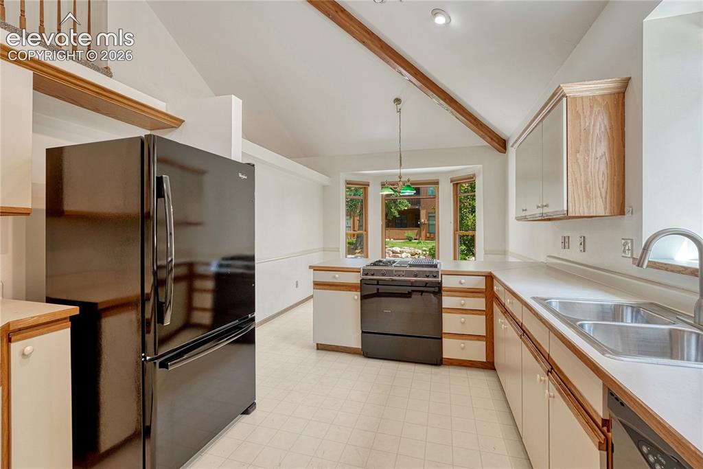 Image 6 of 50: Kitchen