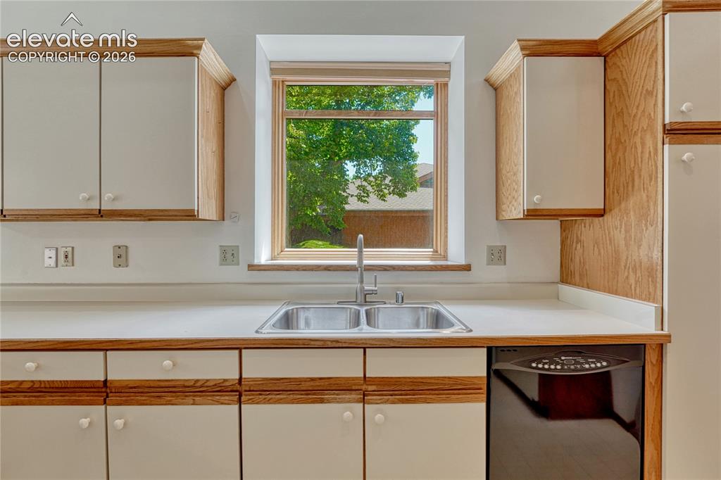 Image 7 of 50: Kitchen