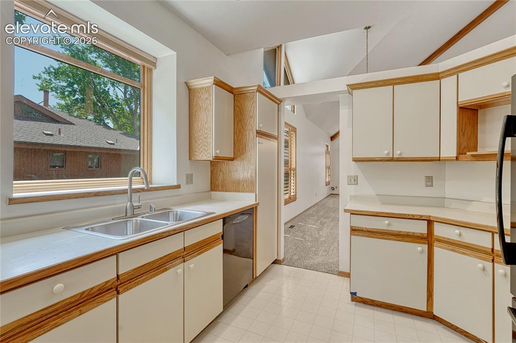 Image 9 of 50: Kitchen