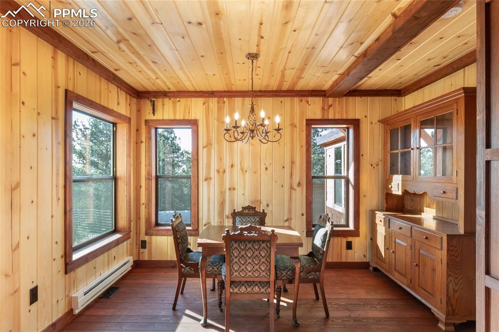 Image 12 of 39: Dining Area