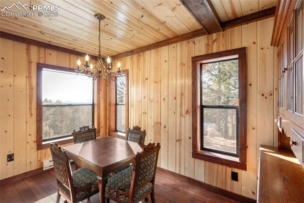 Image 13 of 39: Dining Area