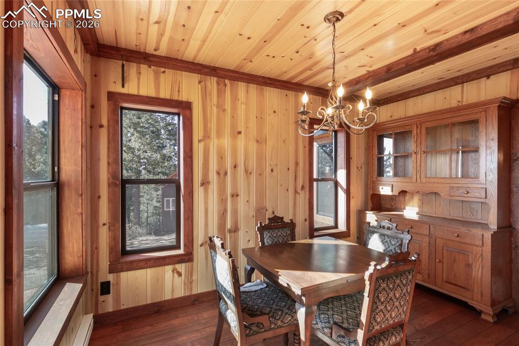 Image 14 of 39: Dining Area