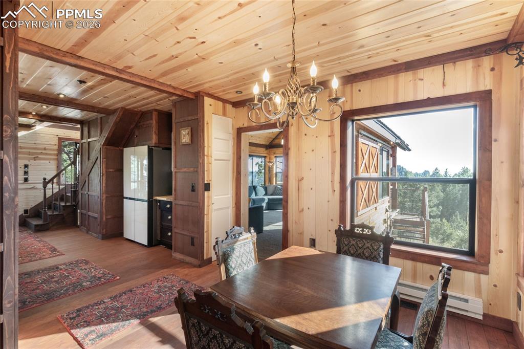 Image 15 of 39: Dining Area