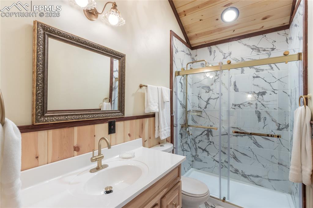 Image 27 of 39: Upstairs bathroom