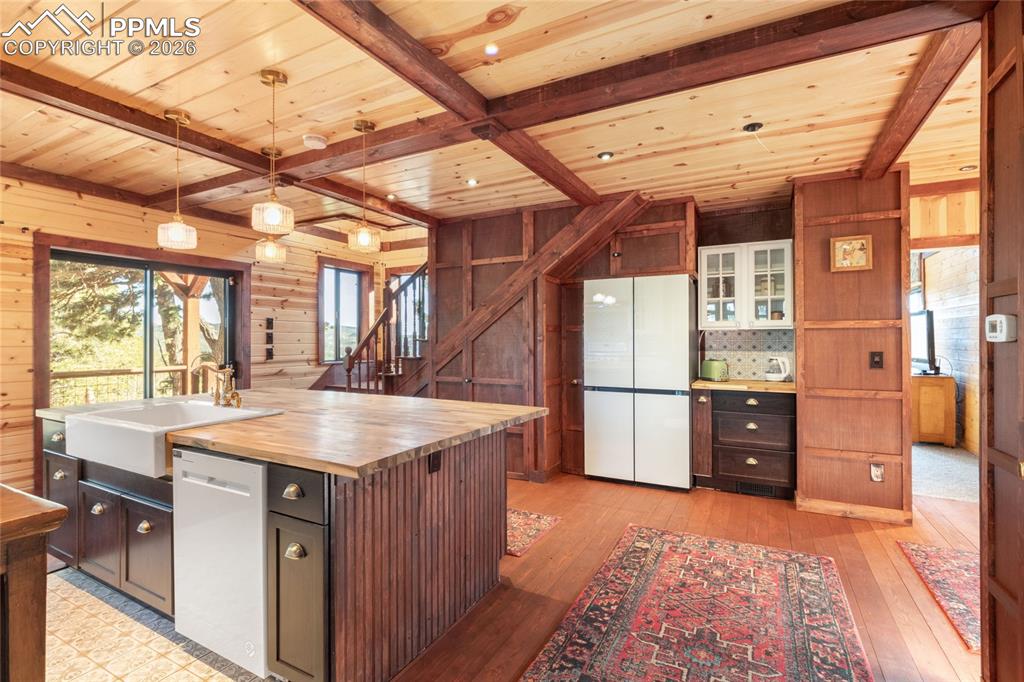 Image 3 of 39: Kitchen