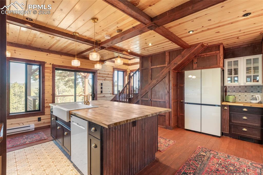 Image 4 of 39: Kitchen