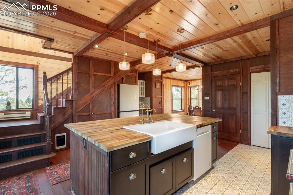 Image 5 of 39: Kitchen