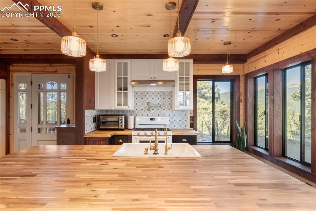 Image 6 of 39: Kitchen