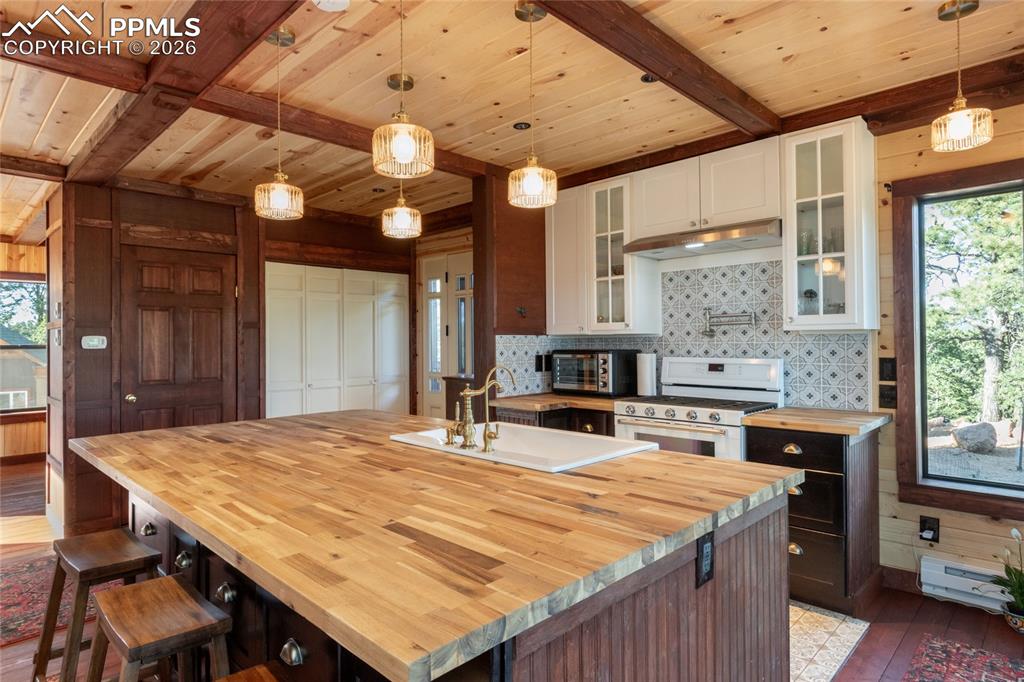 Image 7 of 39: Kitchen