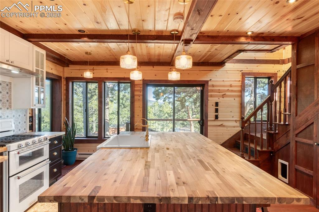 Image 8 of 39: Kitchen