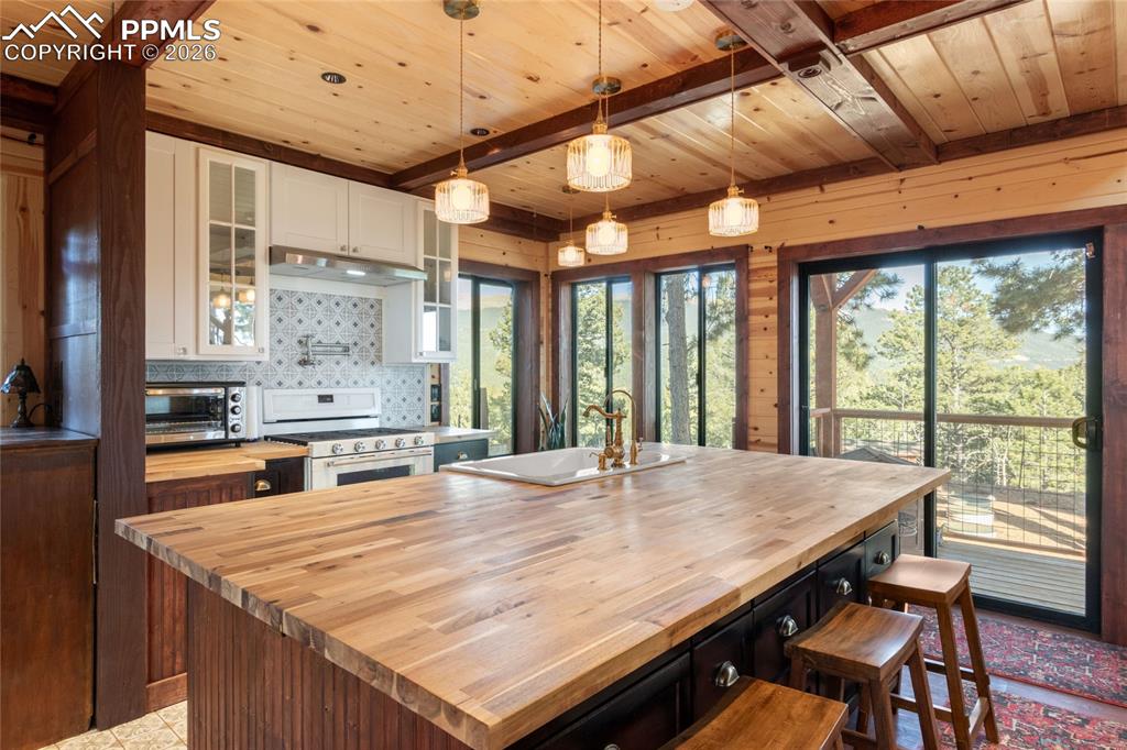 Image 9 of 39: Kitchen