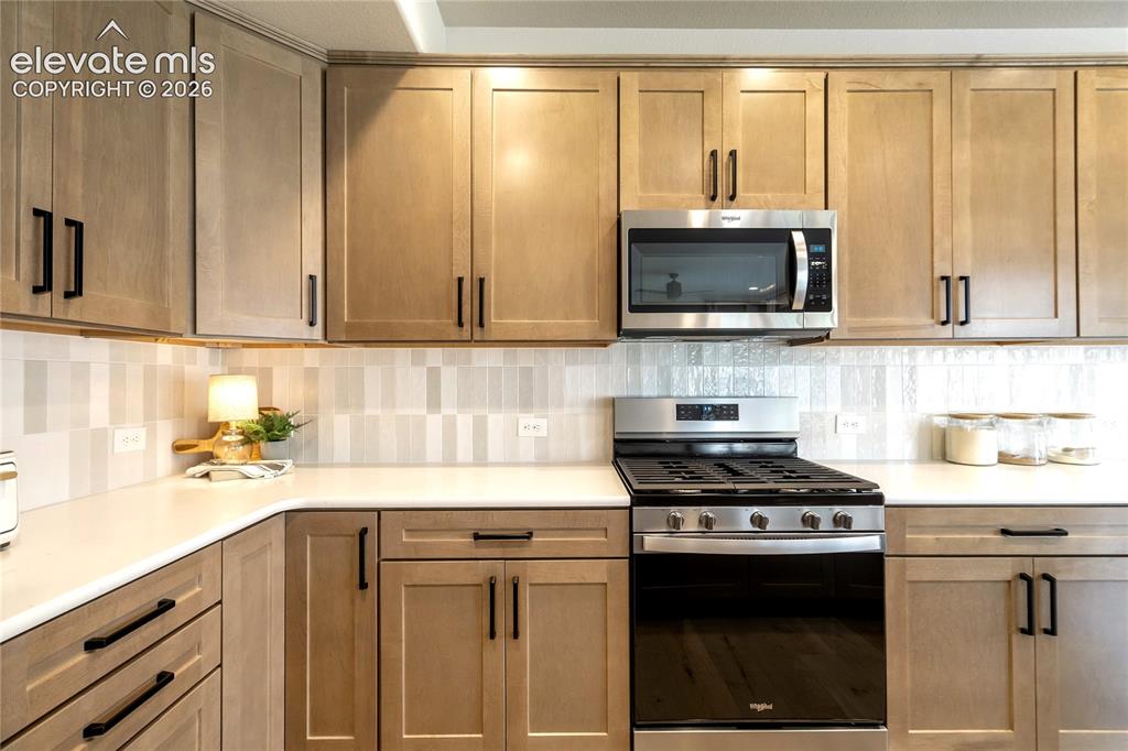 Image 15 of 50: Kitchen